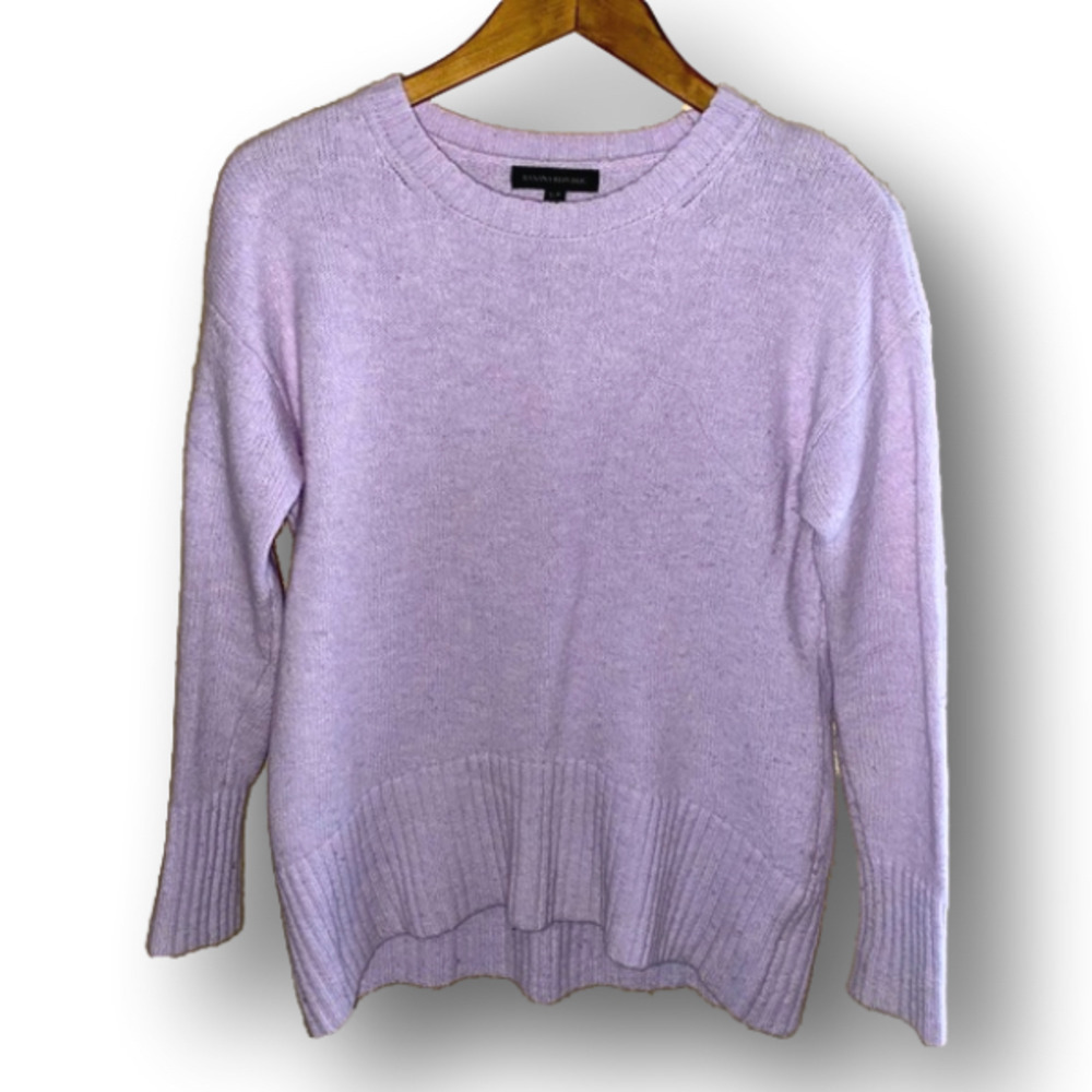 Banana Republic wool blend high low sweater. Crew neck. Curved hem.